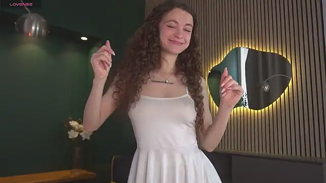 Snapshot of Curly_Moon chatting on July 7, 2026, 6:47 am Curly Moon online show from July 7, 2026, 6:47 am