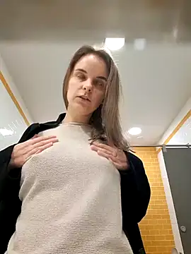 RaonXO online show from December 4, 2024, 6:28 pm