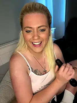 Snapshot of Blondiee3088 chatting on October 28, 2025, 11:58 am Blondiee3088 online show from October 28, 2025, 11:58 am