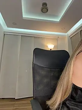 nicollefiorett online show from November 3, 2025, 11:04 pm