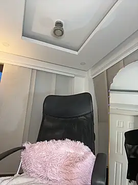 nicollefiorett online show from March 10, 2026, 11:10 pm