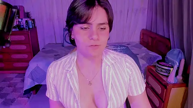 Snapshot of isabelacooperr chatting on June 9, 2026, 6:03 am isabelacooperr online show from June 9, 2026, 6:03 am