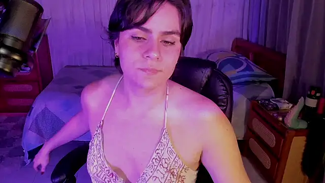 Snapshot of isabelacooperr chatting on June 14, 2026, 5:20 am isabelacooperr online show from June 14, 2026, 5:20 am