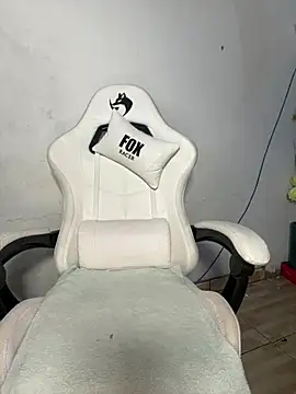 RuivaRaposinha online show from March 5, 2025, 2:12 pm