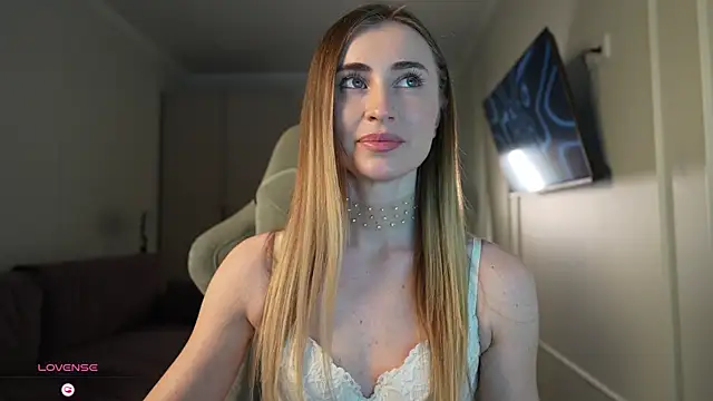 Coconutkittyy online show from October 26, 2025, 3:29 pm