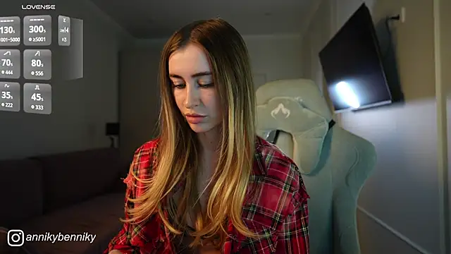 Coconutkittyy online show from November 6, 2025, 7:59 pm