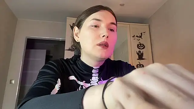 Maria Bowie online show from October 29, 2025, 7:54 am