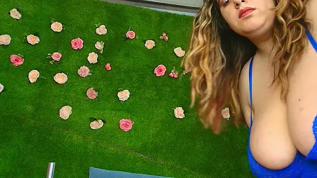 Huge Titties  online show from May 29, 2026, 3:43 pm
