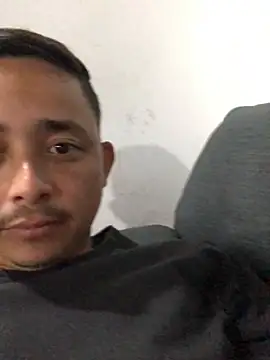 isacalejandroo online show from December 28, 2024, 1:39 am