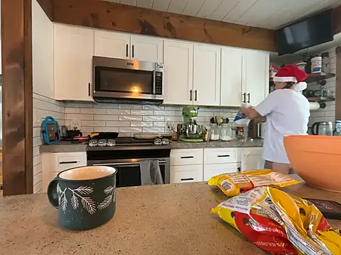 Snapshot of MissSwitch chatting on December 19, 2024, 4:35 pm MissSwitch online show from December 19, 2024, 4:35 pm