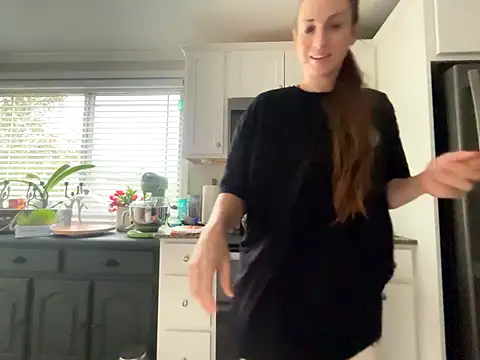 MissSwitch online show from November 1, 2025, 3:03 pm