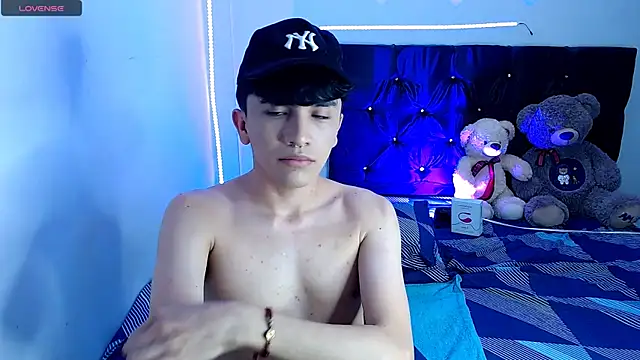 Snapshot of benji_hoter chatting on November 6, 2025, 8:32 pm benji hoter online show from November 6, 2025, 8:32 pm