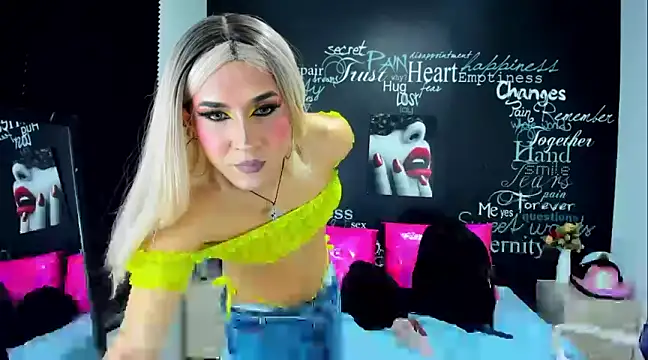 Snapshot of DarianaGia chatting on December 4, 2024, 5:05 am DarianaGia online show from December 4, 2024, 5:05 am