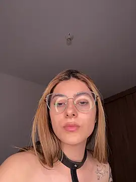 annieesweett online show from February 1, 2026, 12:09 am