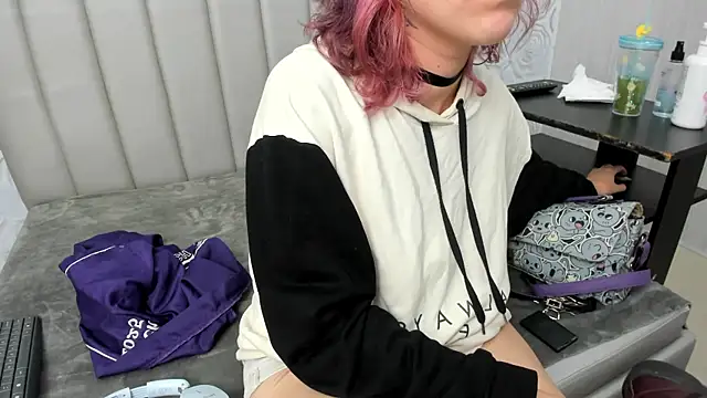 AlexaFoxy18 online show from July 29, 2026, 7:17 am