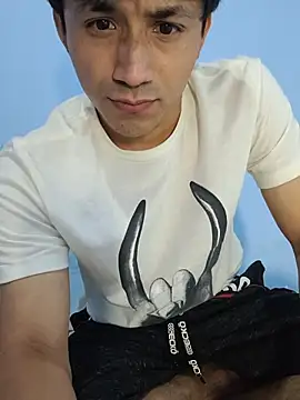 Snapshot of charlesss19 chatting on November 3, 2025, 5:14 pm charlesss19 online show from November 3, 2025, 5:14 pm