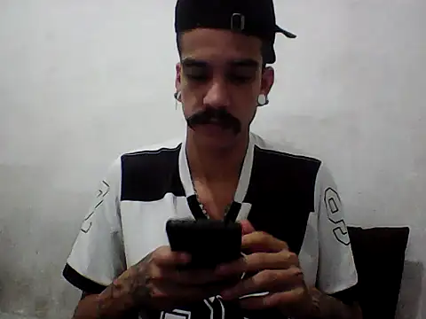 Snapshot of gatobranco001 chatting on June 16, 2026, 2:30 pm gatobranco001 online show from June 16, 2026, 2:30 pm