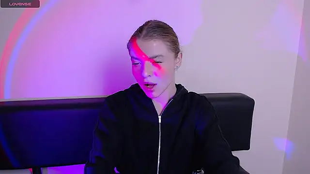 Snapshot of MissOliviaa_ chatting on October 27, 2025, 12:53 pm MissOliviaa online show from October 27, 2025, 12:53 pm