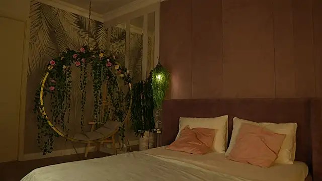 Smiley Mia online show from November 6, 2025, 5:08 am