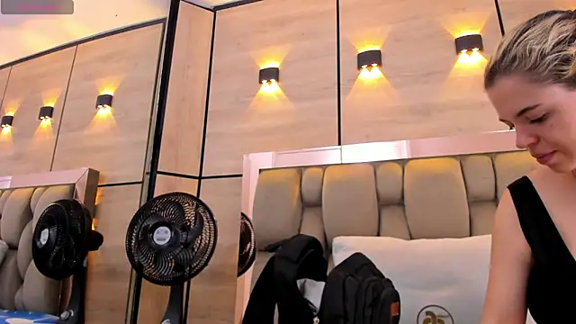 Snapshot of dorothy_vegga chatting on November 21, 2025, 4:00 am dorothy vegga online show from November 21, 2025, 4:00 am