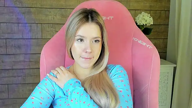 MilanaBalmain online show from February 2, 2026, 4:33 am