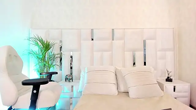 im nika  online show from September 14, 2025, 3:33 pm