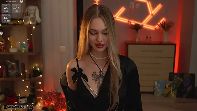 ManiFreyja online show from November 19, 2025, 8:53 pm