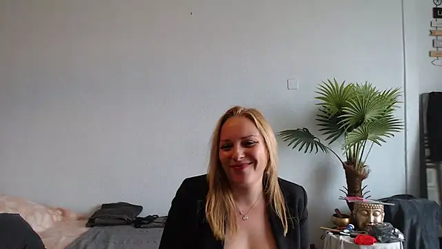 Doucelouve9 online show from February 19, 2025, 1:17 pm