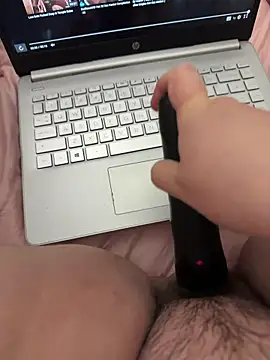 yourcutesarah online show from November 4, 2025, 4:39 pm