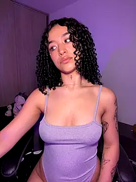 Crystal Dluna online show from October 28, 2025, 5:48 pm