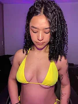 Crystal Dluna online show from November 20, 2025, 4:18 pm