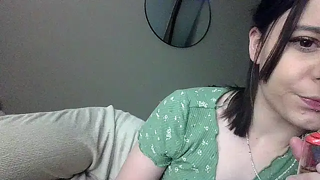 Snapshot of Petite_moi chatting on March 25, 2026, 12:44 pm Petite moi online show from March 25, 2026, 12:44 pm