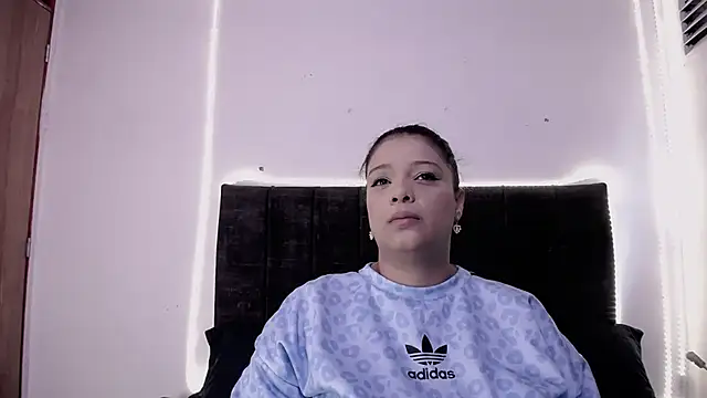 Nicol Love0 online show from May 14, 2026, 1:18 pm