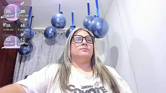 Snapshot of shantal_smith9 chatting on November 22, 2025, 2:10 am shantal smith9 online show from November 22, 2025, 2:10 am