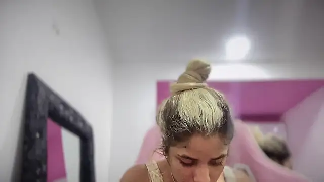 Susandolls online show from November 10, 2025, 11:37 pm