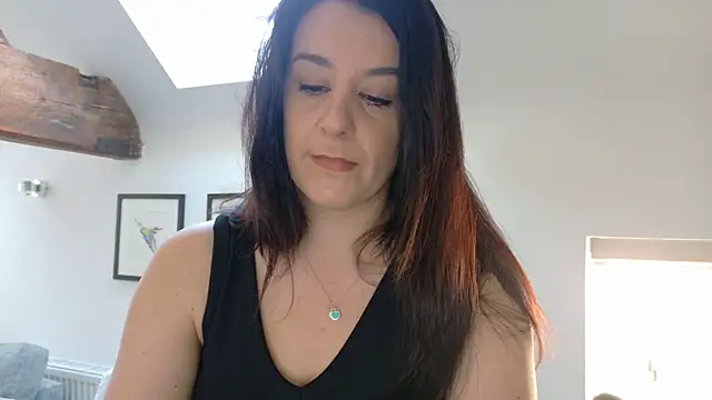 Snapshot of flatwhite0 chatting on April 24, 2026, 8:50 am flatwhite0 online show from April 24, 2026, 8:50 am