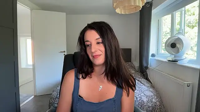 Snapshot of flatwhite0 chatting on August 3, 2026, 9:04 am flatwhite0 online show from August 3, 2026, 9:04 am