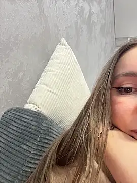 viviandaimond1 online show from February 16, 2026, 9:33 pm