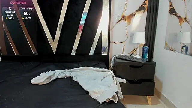 Snapshot of KarinaSimonz chatting on December 18, 2025, 8:04 pm KarinaSimonz online show from December 18, 2025, 8:04 pm