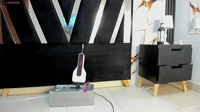 Snapshot of KarinaSimonz chatting on December 19, 2025, 7:43 pm KarinaSimonz online show from December 19, 2025, 7:43 pm