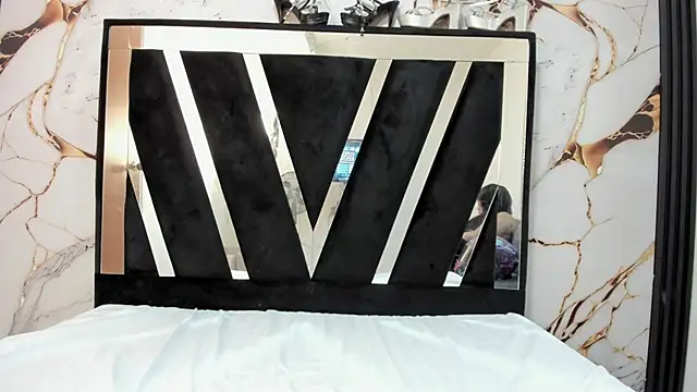 Snapshot of KarinaSimonz chatting on February 18, 2026, 8:05 pm KarinaSimonz online show from February 18, 2026, 8:05 pm