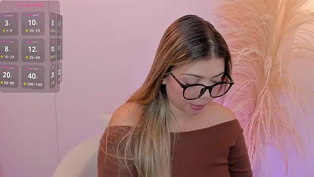 Snapshot of thaliafox_ chatting on April 30, 2026, 8:57 pm thaliafox online show from April 30, 2026, 8:57 pm