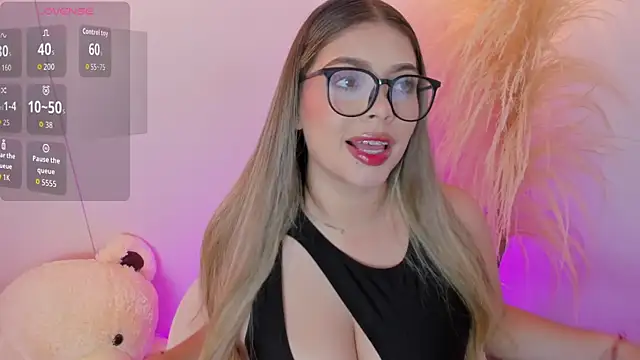 Snapshot of thaliafox_ chatting on July 28, 2026, 9:25 pm thaliafox online show from July 28, 2026, 9:25 pm