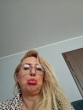 Snapshot of MariaRichi_ chatting on March 4, 2025, 10:24 am MariaRichi  online show from March 4, 2025, 10:24 am