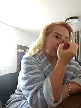 Snapshot of MariaRichi_ chatting on March 6, 2025, 7:25 am MariaRichi  online show from March 6, 2025, 7:25 am