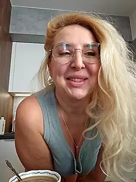 Snapshot of MariaRichi_ chatting on March 22, 2025, 7:15 am MariaRichi  online show from March 22, 2025, 7:15 am