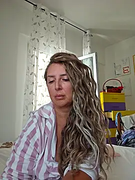 Snapshot of MariaRichi_ chatting on October 1, 2025, 7:58 am MariaRichi  online show from October 1, 2025, 7:58 am