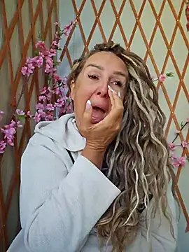 Snapshot of MariaRichi_ chatting on October 6, 2025, 6:44 am MariaRichi  online show from October 6, 2025, 6:44 am