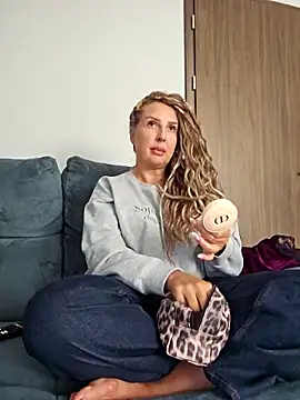 Snapshot of MariaRichi_ chatting on October 7, 2025, 8:33 am MariaRichi  online show from October 7, 2025, 8:33 am