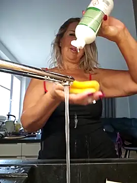 Snapshot of MariaRichi_ chatting on October 12, 2025, 7:40 am MariaRichi  online show from October 12, 2025, 7:40 am